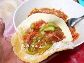 取一张包子皮码上适量的馅料