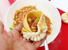 右手食指和拇指提起面皮，像小时候折扇子样一褶一褶把包子皮往中间提起并压紧粘合，同时左手慢慢顺时针转包子，保持右手连续压褶