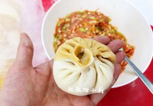 一般要有15个褶子以上才会比较漂亮，收口粘紧压实，依次把包子包好