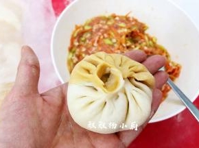 一般要有15个褶子以上才会比较漂亮，收口粘紧压实，依次把包子包好