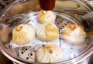 盖上锅盖发酵至包子拿起来轻飘飘的就发酵好了，(发酵至有1.5倍大)