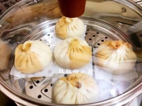 盖上锅盖发酵至包子拿起来轻飘飘的就发酵好了，(发酵至有1.5倍大)