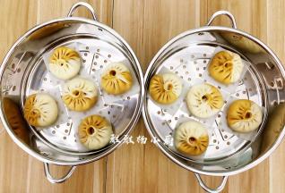 把包好的包子放在蒸锅的笼上，蒸锅此时可以加入水开小火微微加热，让整个锅体以及内部温热湿润，放的时候要留出空间来，以免发酵的时候包子都挤在一起了