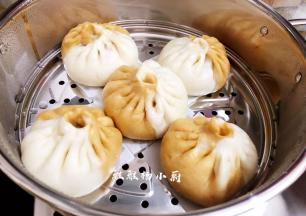 直接开中火蒸12分钟，蒸好后不要马上开盖子，焖3分钟后将盖子打开一条缝，慢慢放气，待蒸汽放得差不多了才完全开盖。以防蒸好后的包子遇到冷空气造成回缩问题