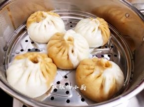直接开中火蒸12分钟，蒸好后不要马上开盖子，焖3分钟后将盖子打开一条缝，慢慢放气，待蒸汽放得差不多了才完全开盖。以防蒸好后的包子遇到冷空气造成回缩问题