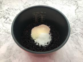 紫米淘洗干净，加入适量的水，倒入电饭锅，按煮饭键，结束即可，这一步跟平时煮饭是一样的，煮好的紫米超热加入奶粉和细砂糖搅拌均匀