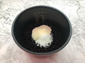 紫米淘洗干净，加入适量的水，倒入电饭锅，按煮饭键，结束即可，这一步跟平时煮饭是一样的，煮好的紫米超热加入奶粉和细砂糖搅拌均匀