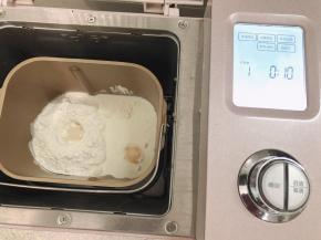 把所有材料都先称好，然后除了黄油之外，将所有的材料都投进面包机启动和面功能和面功能是10分钟，揉完一个程序就能达到初步扩展