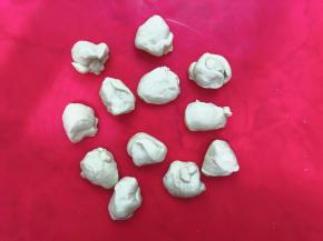 把面团分成12等份