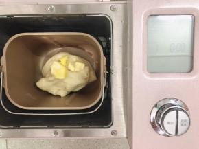 这时候可以加黄油了，接着继续启动揉面功能，开始揉面