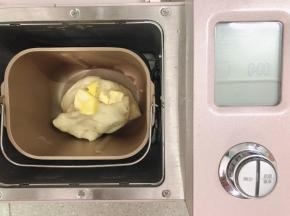 这时候可以加黄油了，接着继续启动揉面功能，开始揉面