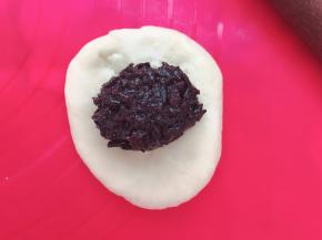 把紫米也分成大的的同等份，将一个紫米团码在面包上