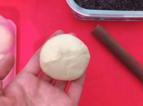 用虎口位置将面包收口，然后捏紧，防止烤制当中爆开