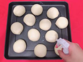 拿出即将发酵好的面包，用密封盖盖好，这时预热烤箱上下火180度10分。烤箱预热好用喷壶在面包胚上喷点牛奶，或者直接用刷子刷也可以