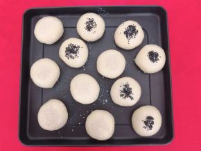 接着撒上适量的芝麻即可