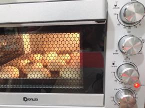 发酵好的面胚送进预热好的烤箱，上火160度，下火170度，烘烤18分钟（每家烤箱温度不同，请按自家烤箱脾气调整时间与温度），为了不让顶部上色要及时盖锡纸，出炉后立刻取出放晾晒网上，还有余温时密封保存