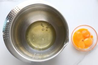 准备好所有的材料，鸡蛋先分离，蛋清放在一个无油无水的打蛋盆里，蛋黄装在一个小碗里待用