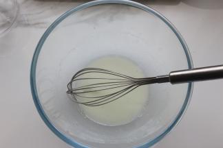 先处理蛋黄糊，水和玉米油倒入打蛋盆里，用手动打蛋器搅拌到完全乳化好