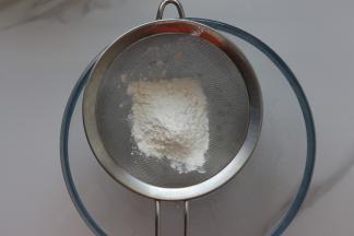 再将玉米淀粉和低筋面粉混合好，过筛到盆里