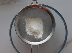 再将玉米淀粉和低筋面粉混合好，过筛到盆里