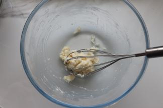 再用手动打蛋器搅拌到无干粉即可