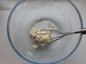 再用手动打蛋器搅拌到无干粉即可