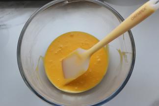 再用手动打蛋器以Z字型的方法进行混合均匀即可，做好后放在一边待用