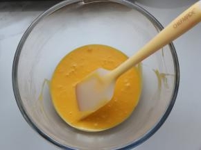 再用手动打蛋器以Z字型的方法进行混合均匀即可，做好后放在一边待用