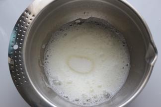 用电动打蛋器，先用高速将蛋白打到粗泡，再加入3分之1细砂糖