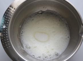 用电动打蛋器，先用高速将蛋白打到粗泡，再加入3分之1细砂糖