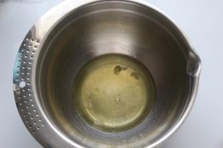 再来打发蛋白霜，打发蛋白的盆必须是无油无水的