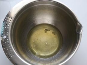 再来打发蛋白霜，打发蛋白的盆必须是无油无水的
