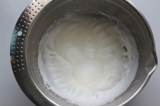 加好细砂糖后再用电动打蛋器高速打发，打至蛋白霜呈细泡时再加入剩下的3分之1细砂糖