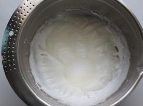 加好细砂糖后再用电动打蛋器高速打发，打至蛋白霜呈细泡时再加入剩下的3分之1细砂糖