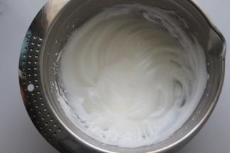 再用电动打蛋器中速打发，打发至蛋白霜细腻有纹理时再加入最后的细砂糖