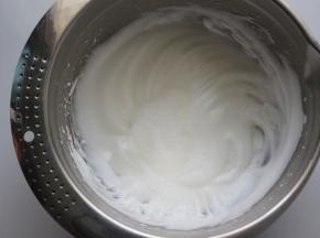 再用电动打蛋器中速打发，打发至蛋白霜细腻有纹理时再加入最后的细砂糖