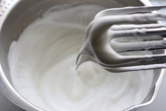 最后用电动打蛋器低速打发，打发至蛋白霜呈现细腻而又纹理清晰