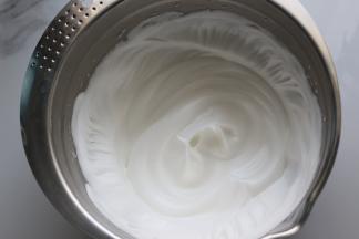 打蛋器拉起时是呈硬性小弯钩的，这样的蛋白霜算是打发到9分的状态