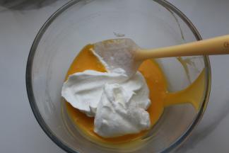 打发好的蛋白霜，用弄3分之1到蛋黄糊里