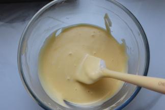 再用刮刀混合均匀，混合的手法是以Z字型的方式，上下翻拌到看不到蛋白霜即可，手要轻也要快