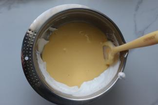 混合好的蛋糕糊再倒回蛋白霜里