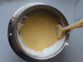 混合好的蛋糕糊再倒回蛋白霜里