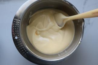 同样的刮刀混合均匀，混合的手法是以Z字型的方式，上下翻拌到看不到蛋白霜即可