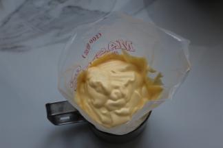 混合好的蛋糕糊，装入裱花袋里