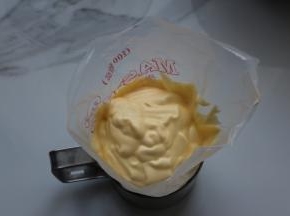 混合好的蛋糕糊，装入裱花袋里