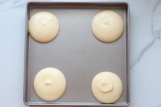 学厨不粘金盘先准备好干净的，然后再面糊挤到金盘里，一盘挤4个就好，挤成圆扁型就好