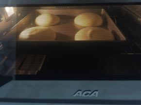 ACA蒸汽烤箱，提前预热好，热风对流功能160度10分钟，预热好后把蛋糕放到烤箱的中下层，热风对流功能160度12分钟