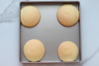 烤箱好后拿出来，连烤箱放在一边晾