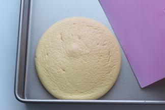 待晾到手温时，用切面团的刮板，从底下刮起来，动作要轻点就好