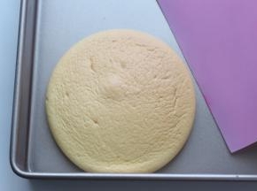 待晾到手温时，用切面团的刮板，从底下刮起来，动作要轻点就好